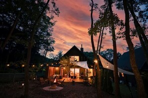 A cozy cabin with a large open patio, surrounded by trees, and a clear view of the sky. - [TV] Luxury adult secret base villa 120 ㎡ Sauna, stone bath, bonfire, BBQ [Mori building] (Miyota)