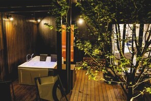 Outdoor spa tub - [TV] Luxury adult secret base villa 120 ㎡ Sauna, stone bath, bonfire, BBQ [Mori building] (Miyota)