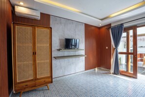 Villa, 2 Bedrooms, Private Pool, Pool View | Desk, free WiFi, bed sheets
