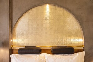 객실 내 금고, 책상, 노트북 작업 공간, 방음 설비