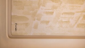 A textured wall with a signature. - Onomo Ain Sebaa (Casablanca)