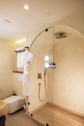 ฝั กบัว, ผ้าเช็ดตัว, สบู่, ยาสระผม