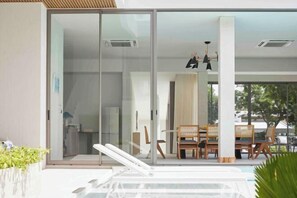 المنشأة من الداخل