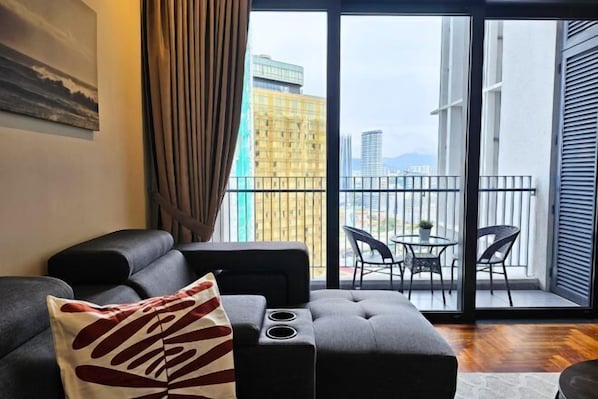 Room - The Mews KLCC Family Suite 10 min walk to KLCC Bathtub Balcony (Kuala Lumpur)