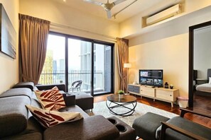 Living area - The Mews KLCC Family Suite 10 min walk to KLCC Bathtub Balcony (Kuala Lumpur)