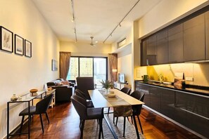 Room - The Mews KLCC Family Suite 10 min walk to KLCC Bathtub Balcony (Kuala Lumpur)