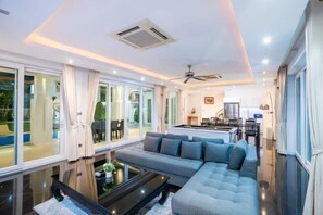 Room - Modern 5BR Party Gathering Pool Villa - VVP31.10 (Pattaya)