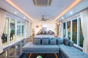 Room - Modern 5BR Party Gathering Pool Villa - VVP31.10 (Pattaya)