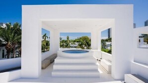 A modern outdoor pool area with a clear view of the surrounding landscape. - Modern 5BR Party Gathering Pool Villa - VVP31.10 (Pattaya)