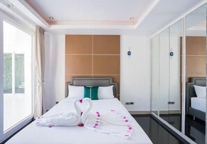 Room - Modern 5BR Party Gathering Pool Villa - VVP31.10 (Pattaya)