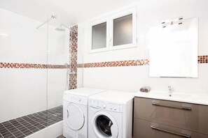 Laundry room - Elegant 130m² Apartment in Central Paris, Marais (Paris)