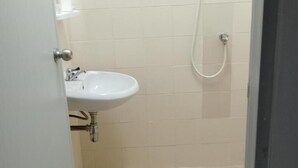 シャワー、トイレットペーパー