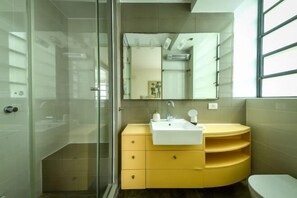 Room - Spacious & Green 3BR Apt w Balcony in City Center (Tel Aviv)