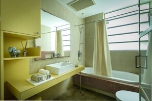 Room - Spacious & Green 3BR Apt w Balcony in City Center (Tel Aviv)