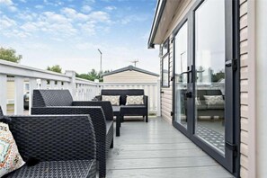 Terrace/patio - Luxury Modern Family Lodge with Pools, Linen & Activity Pass in Award-Winning Holiday Park (Ringwood)