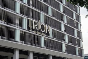 Un bâtiment dont la façade porte en grand le nom « TRION by BINASTRA ».