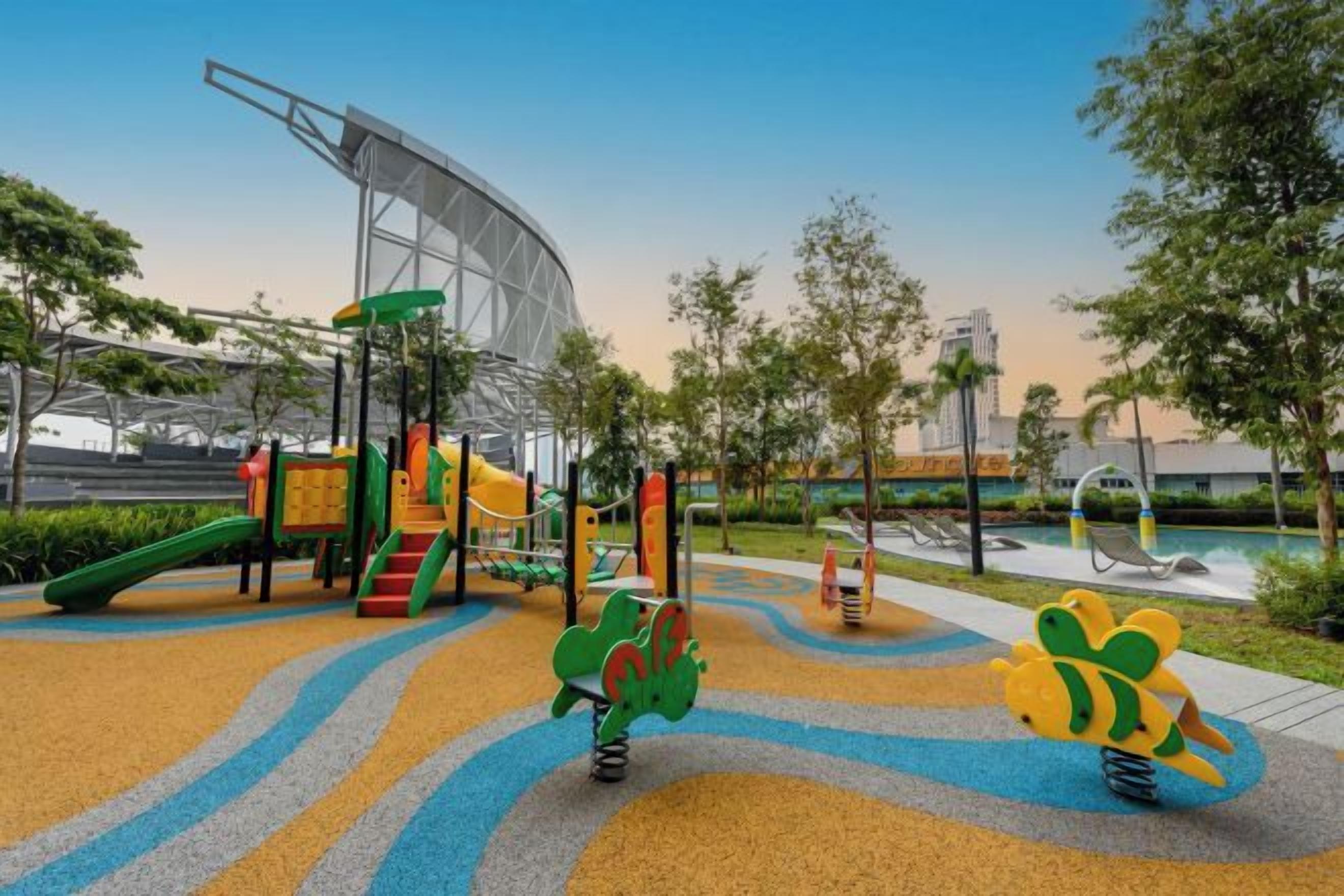 Un parque infantil con tobogán, estructuras para escalar y columpios.
