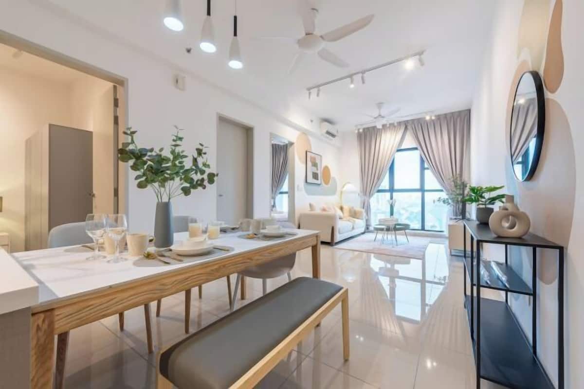 Un comedor moderno con mesa de madera, banco y ventiladores de techo.