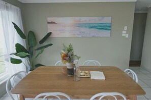 Dining - waterfront Cosy Getaway (Banksia Beach)