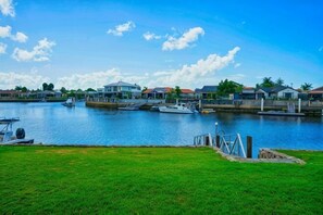 Marina - waterfront Cosy Getaway (Banksia Beach)