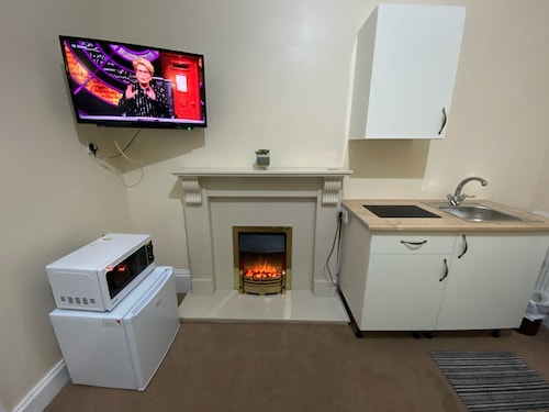  Ground-Floor Super King or Twin Studio Apartment with Free Private Parking