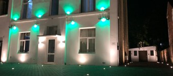  Ground-Floor Super King or Twin Studio Apartment with Free Private Parking