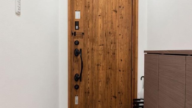 A wooden door with a handle, a lock, and a keyhole. - Higashi Mukoujima 6 chome (Tokyo)