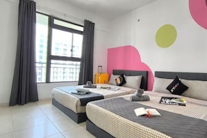 Ein Hotelzimmer mit zwei Betten, einem Fenster mit Vorhängen, einem Koffer und einer Wand mit abstrakten Formen.