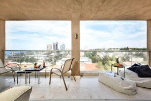 Room - Modern Gem with Stunning Balcony (Herzliya)