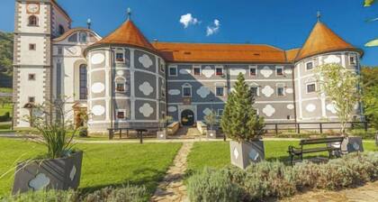 Gloria Terrace River Cottage Close to Olimje