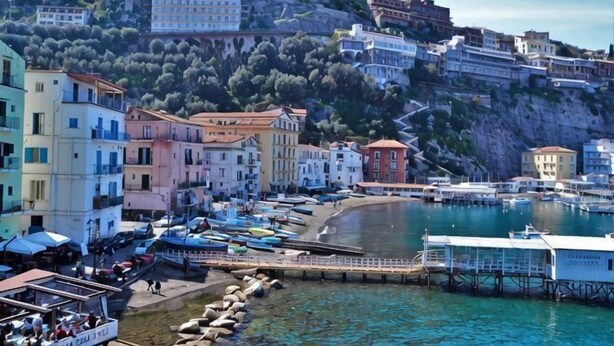 A coastal town with buildings, a pier, and a clear view of the sea. - Villa L'Ulivina - Indipendent Villa Garden & View (Sorrento)
