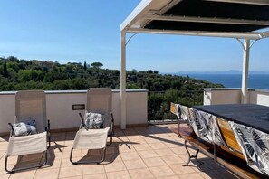 A terrace with two lounge chairs and a table, overlooking a scenic landscape. - Villa L'Ulivina - Indipendent Villa Garden & View (Sorrento)