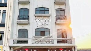 A building with the sign "DREAM PLAZA" on the facade. - Premium Apartments (Gujranwala)