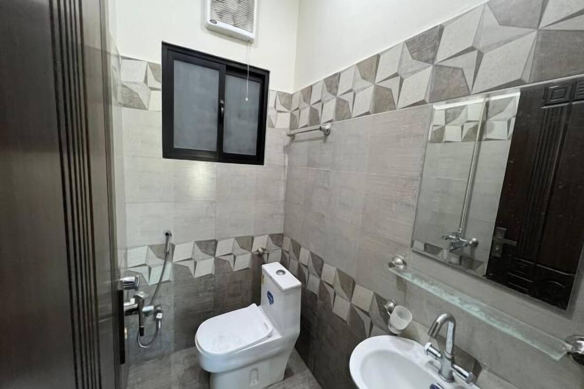 Un baño con inodoro, bidé y lavamanos.