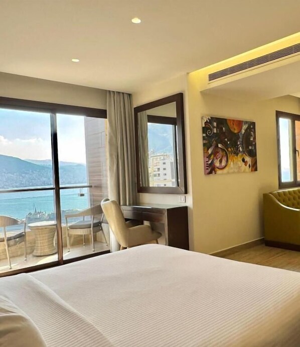 Junior studio suite, balkon, uitzicht op zee | Een kluis op de kamer, gratis wifi