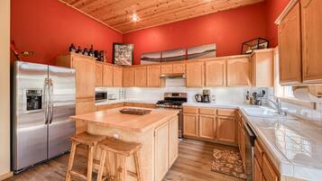 Kühlschrank, Mikrowelle, Herdplatte, Geschirrspüler