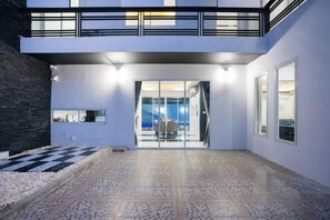 Outdoor dining - White Chocolate Pool Villa (Bang Lamung)