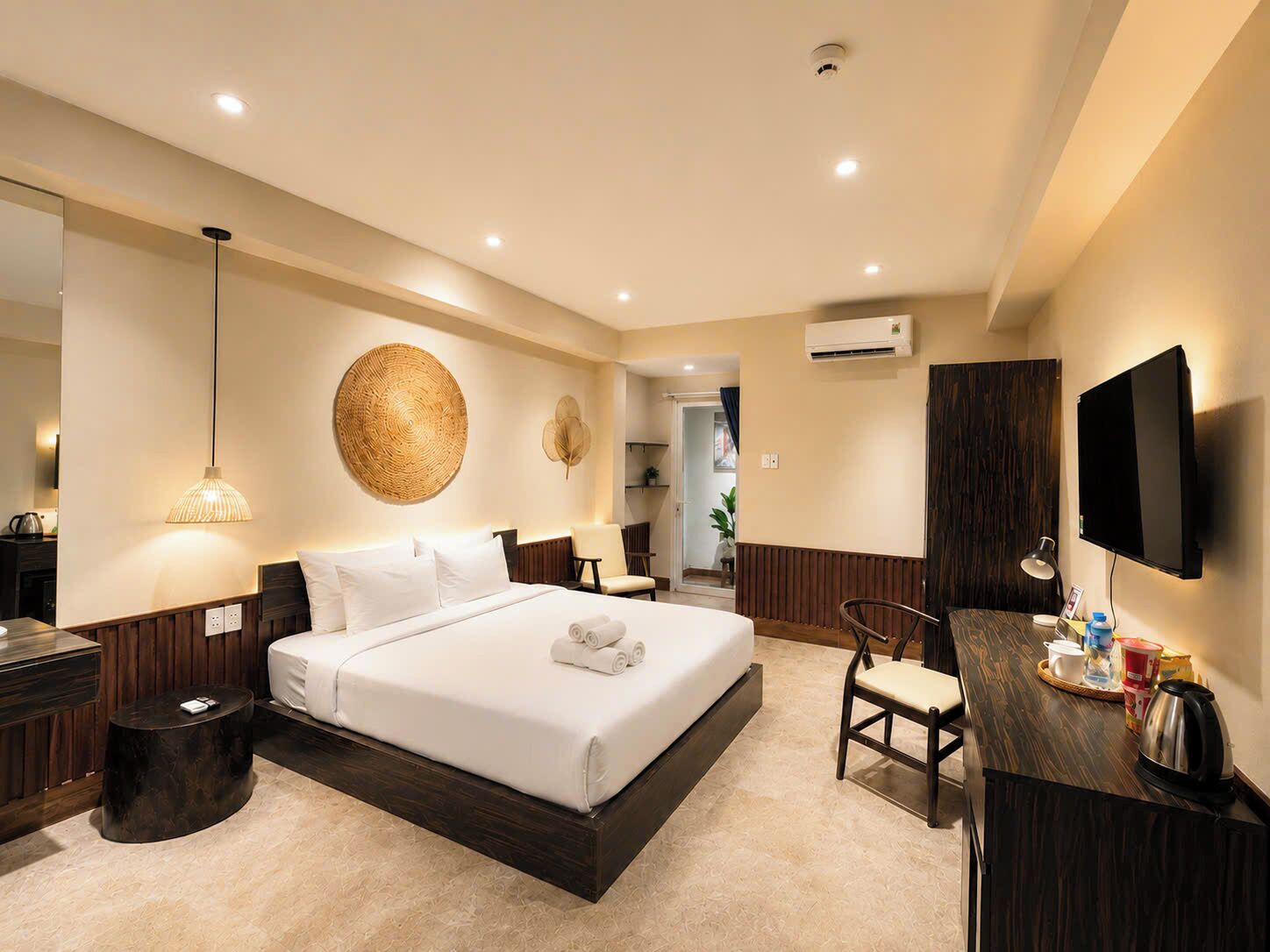 Basic Room, Non Smoking | Peti besi dalam bilik, meja, ruang kerja komputer riba 
