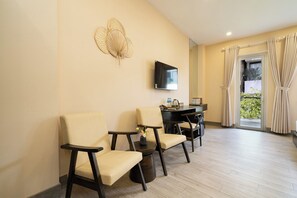 Familien-Vierbettzimmer, Balkon, Stadtblick | Innenbereich