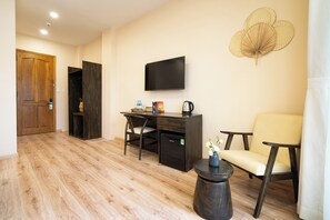 Deluxe-Zimmer, Balkon, Stadtblick | Innenbereich