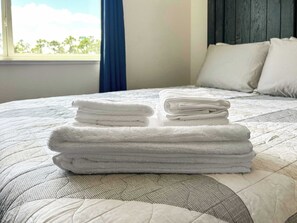 6 bedrooms, desk, iron/ironing board, WiFi