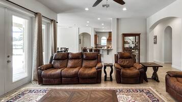 Smart-TV, bøker og kontorer