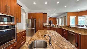 Kjøleskap, mikrobølgeovn, ovn og kokeplater