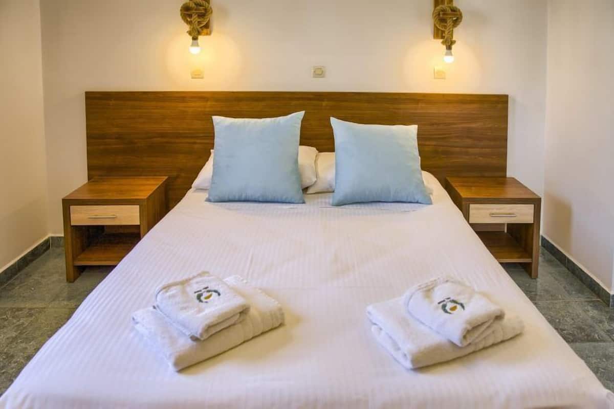 Economy Apartment, Balcony, City View | Peti besi dalam bilik, meja, kalis bunyi, Wi-fi percuma