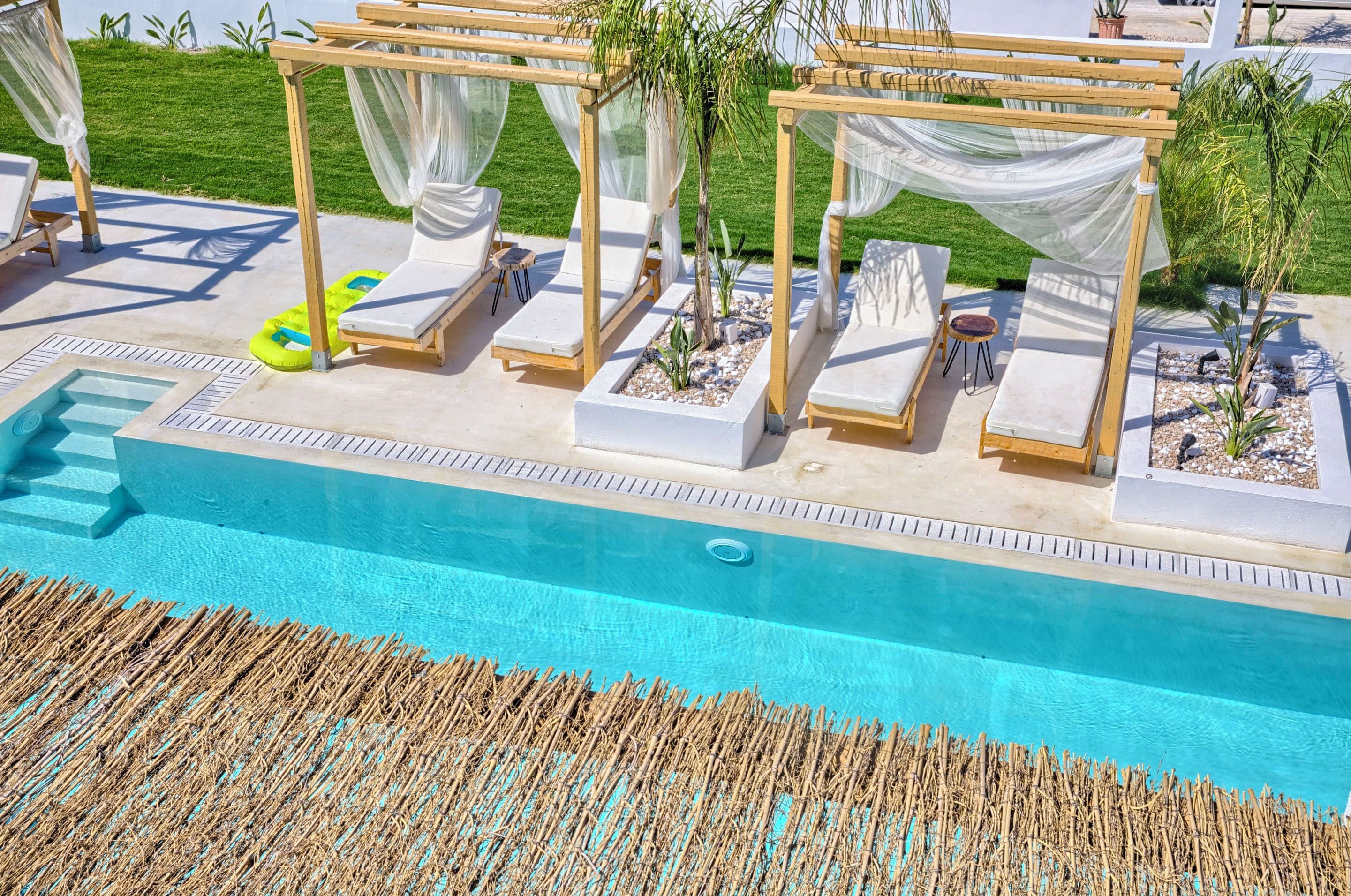 ジュニア スイート バルコニー プールビュー | セーフティボックス (室内)、デスク、防音設備、WiFi (無料)