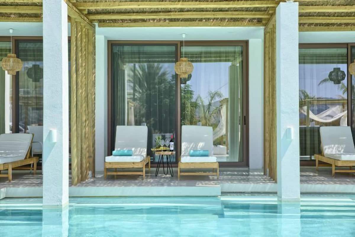 Junior Suite, Balcony, Pool View | Peti besi dalam bilik, meja, kalis bunyi, Wi-fi percuma