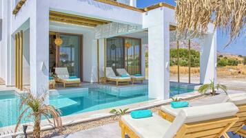 Suíte luxo, sacada, vista para a piscina | Cofres nos quartos, escrivaninha, quartos à prova de som