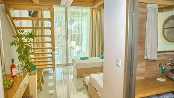 Suíte luxo, sacada, vista para a piscina | Cofres nos quartos, escrivaninha, quartos à prova de som