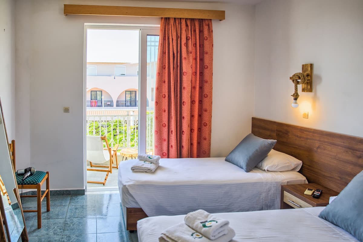 Chambre Économique Double ou avec lits jumeaux, balcon, vue ville