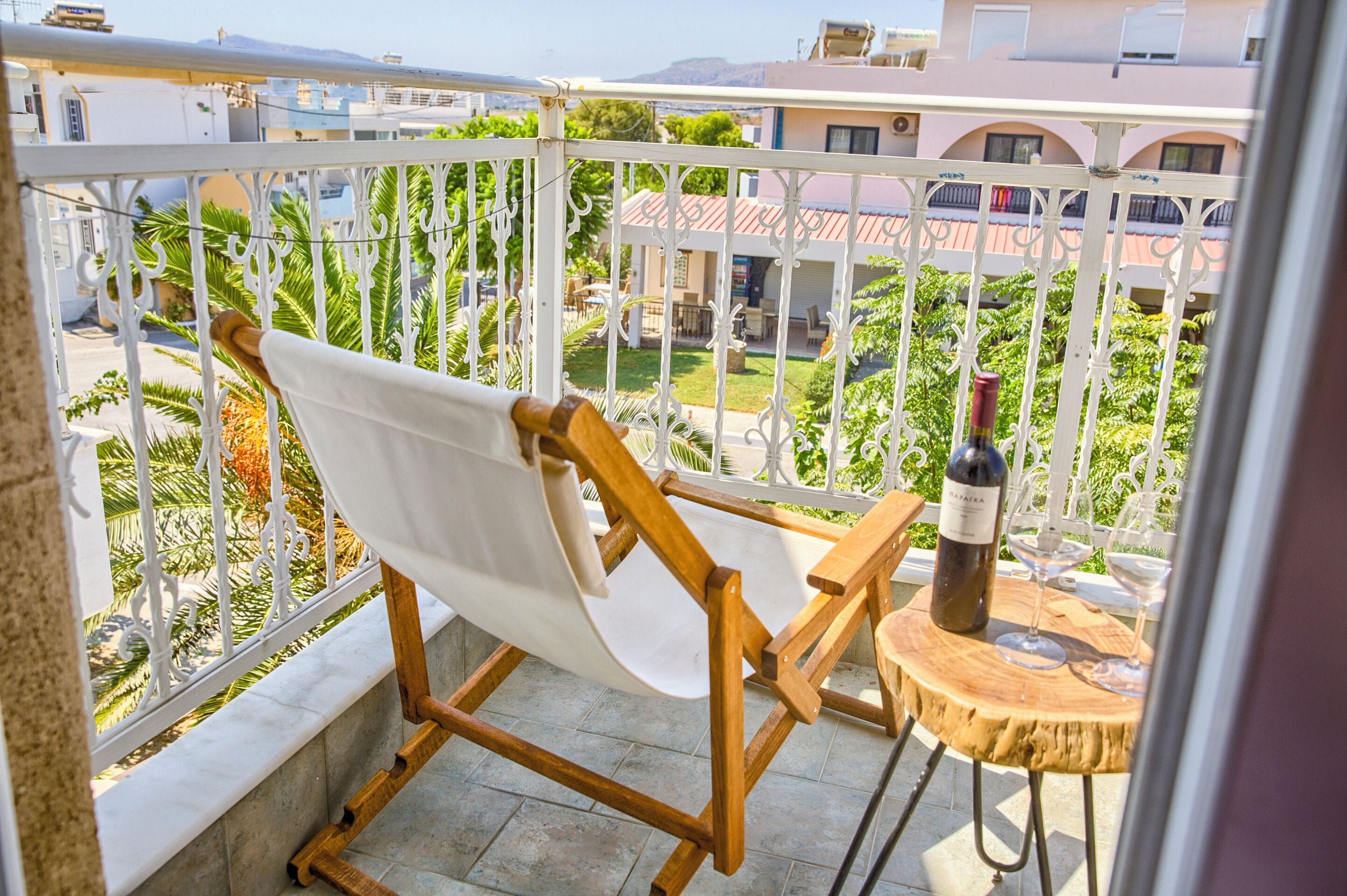 セーフティボックス (室内)、デスク、防音設備、WiFi (無料)